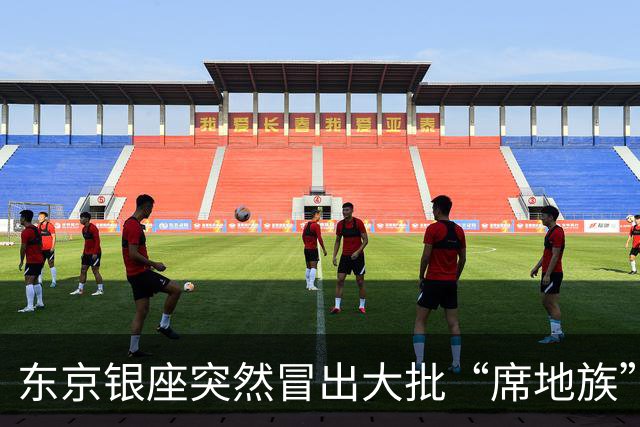 东京银座突然冒出大批“席地族”！游客坐满街头，日本人看不下去了！